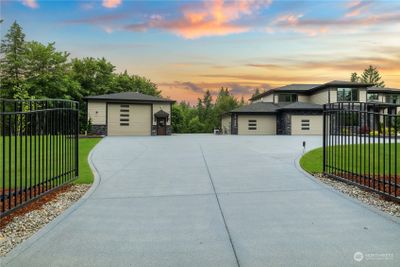 Automatic Gate & Fully Fenced | Image 2