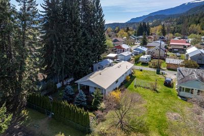 235 B Ave, House other with 2 bedrooms, 2 bathrooms and null parking in Kaslo BC | Image 3