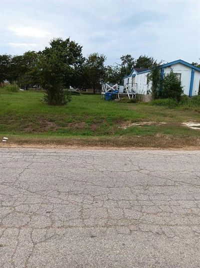 1005 21st St, House other with 3 bedrooms, 2 bathrooms and null parking in Hempstead TX | Image 3