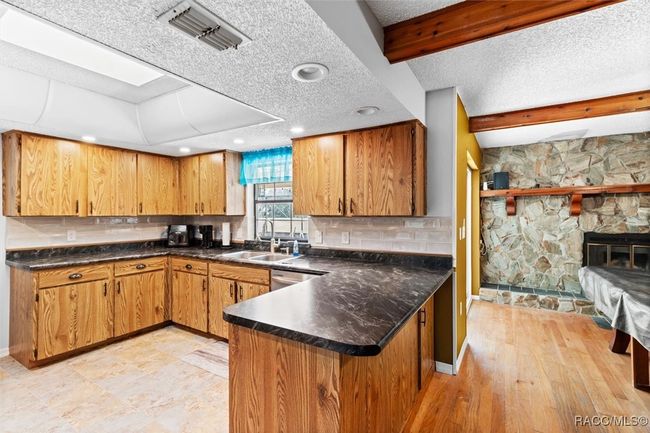 7618 W Golf Club St, House other with 3 bedrooms, 2 bathrooms and 2 parking in Crystal River FL | Image 8