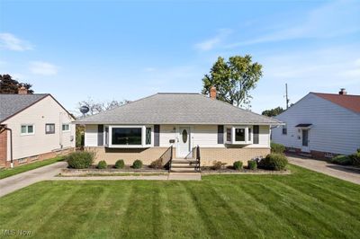 View of front of property with a manicured lawn. | Image 1