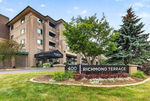 425-400 N Richmond Street, APPLETON, WI, 54911 | Card Image