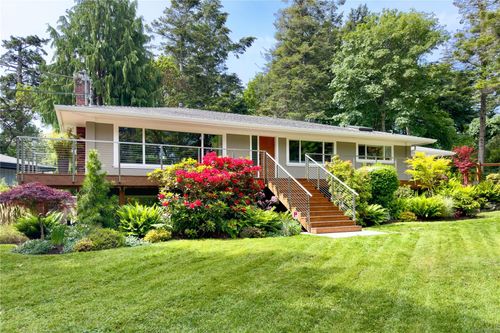 2879 Phyllis St, Victoria, BC, V8N1Y8 | Card Image