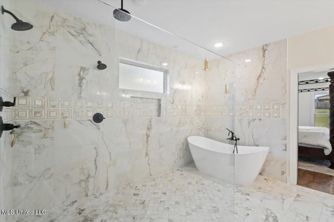 Huge shower and soaking tub | Image 12