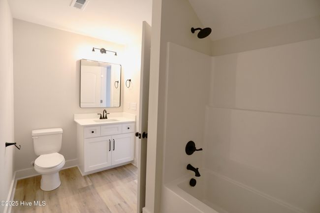 Ensuite bath w/tub/shower | Image 36