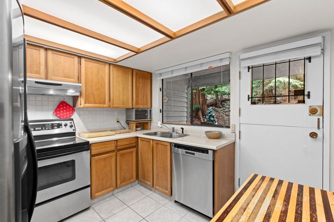 856 Frederick Rd, Townhouse with 4 bedrooms, 3 bathrooms and 2 parking in North Vancouver BC | Image 12