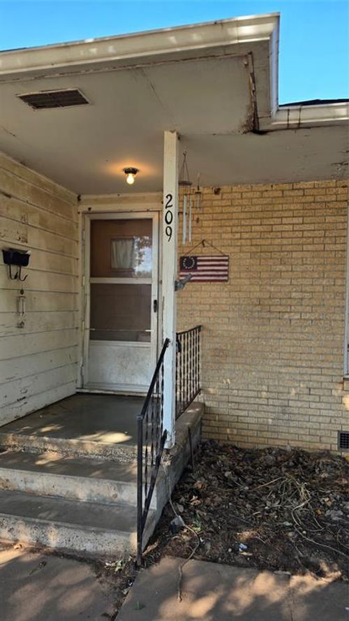 209 S 7th St, Medford, OK, 73759-1315 | Card Image