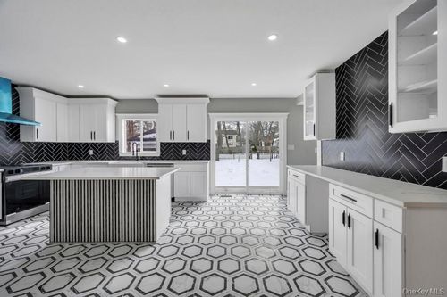 74 Lincoln Ave, Islip Terrace, NY, 11752-2810 | Card Image