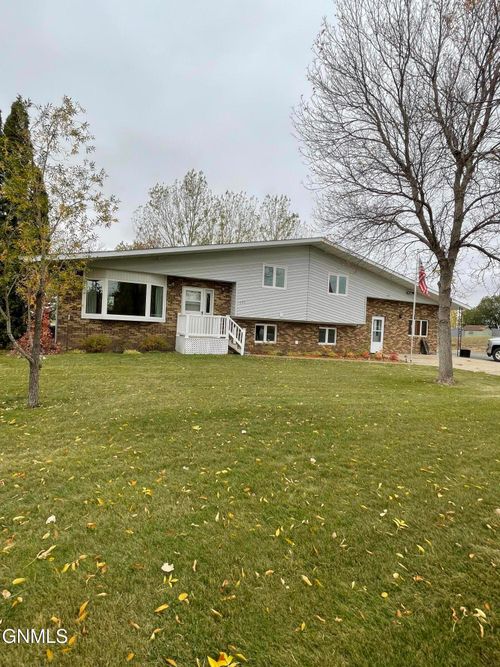 905 Antelope Dr, Hazen, ND, 58545-4936 | Card Image