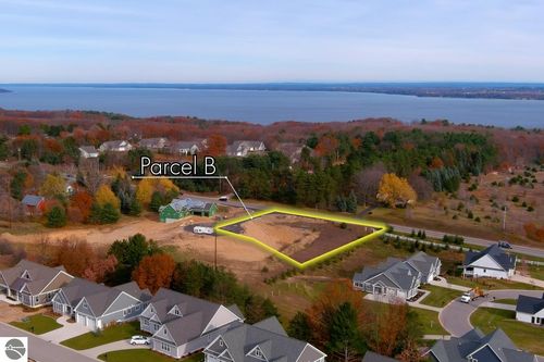 35 Jojack Run, Traverse City, MI, 49686-6018 | Card Image