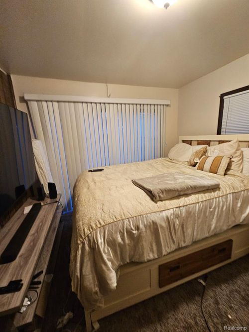 15521 Dixie, Redford, MI, 48239-3601 | Card Image