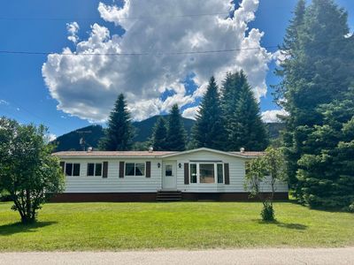 901 8 Th St, House other with 3 bedrooms, 2 bathrooms and null parking in Salmo BC | Image 1