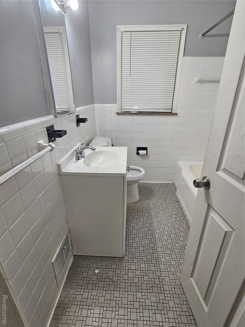 14072 Carlisle St, Detroit, MI, 48205-1205 | Card Image