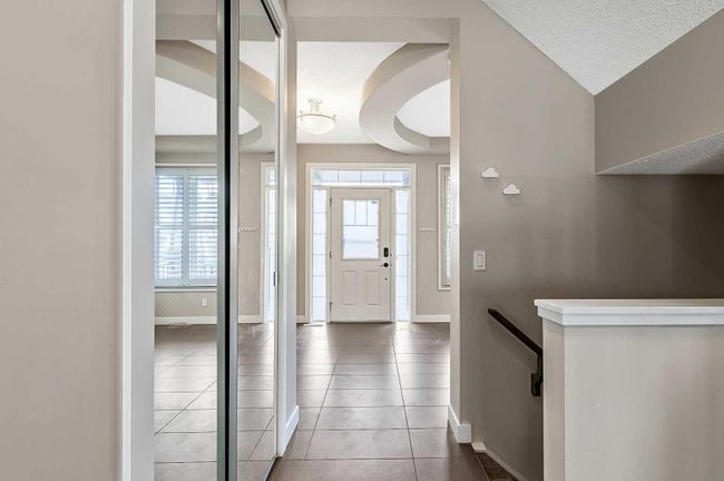 915 Windsong Drive, Home with 3 bedrooms, 2 bathrooms and 3 parking in Airdrie AB | Image 2