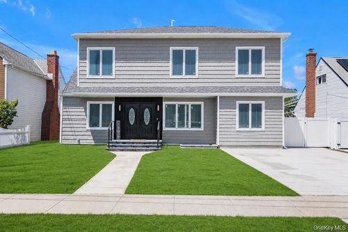 22 Miller Cir, Hicksville, NY, 11801-1805 | Card Image