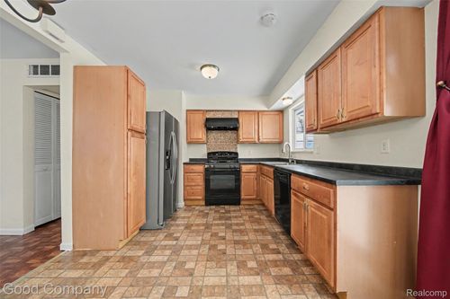 2829 Wall St, Keego Harbor, MI, 48320-1137 | Card Image