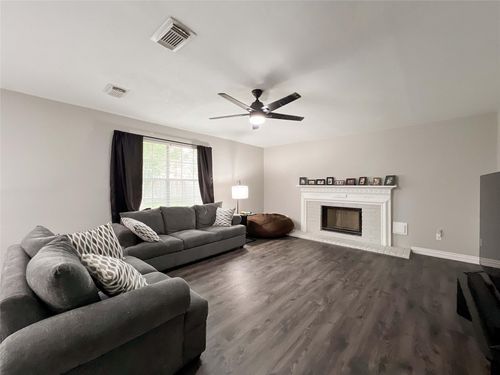 2324 Colleen Dr, Pearland, TX, 77581-5413 | Card Image
