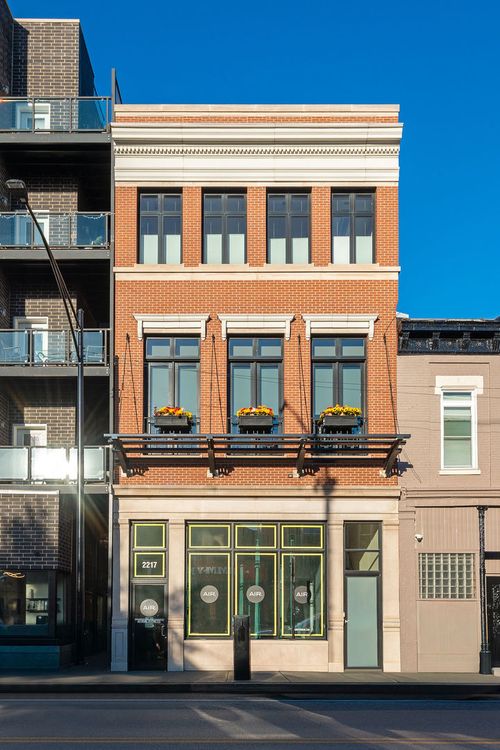 2217 N Clybourn Ave, Chicago, IL, 60614-3011 | Card Image