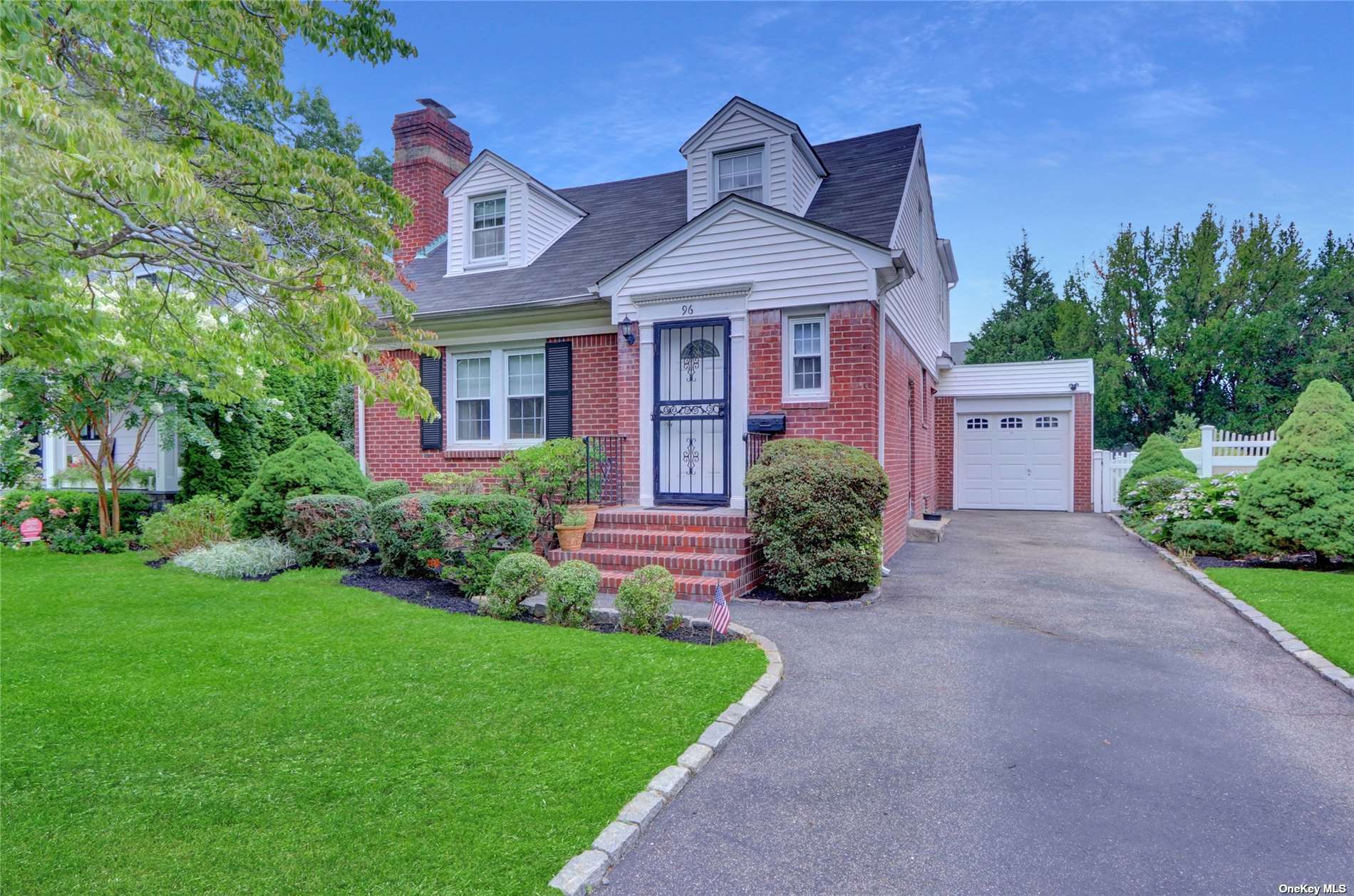 Walker St, Malverne, NY 11565