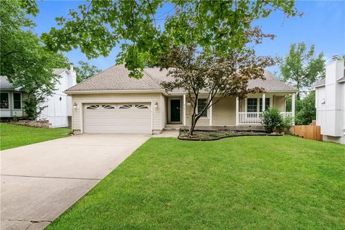8123 Lichtenauer Dr, Lenexa, KS, 66219-1653 | Card Image