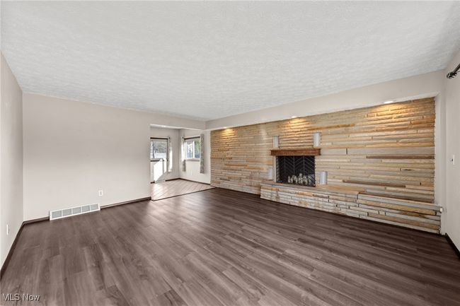 Living room without furniture | Image 5