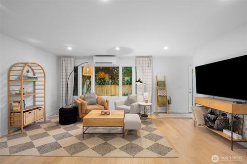 apt-2-1519 5th Ave W, Seattle, WA, 98119-3256 | Card Image