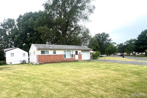 830 Northmoor Dr, Florissant, MO, 63033-5835 | Card Image