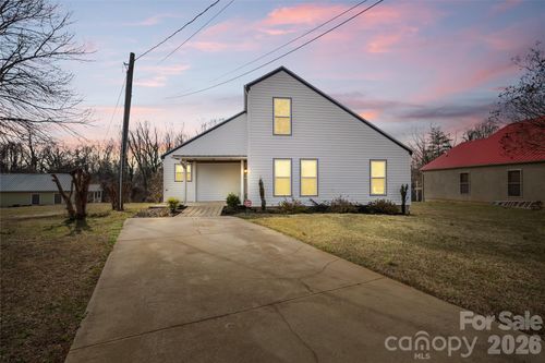 608 1/2 W Concord St, Morganton, NC, 28655-4420 | Card Image
