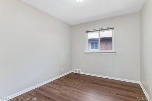 19373 Saint Francis St, Livonia, MI, 48152-2535 | Card Image