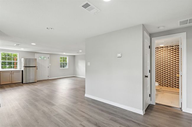 Entry way to a beautiful property | Image 23