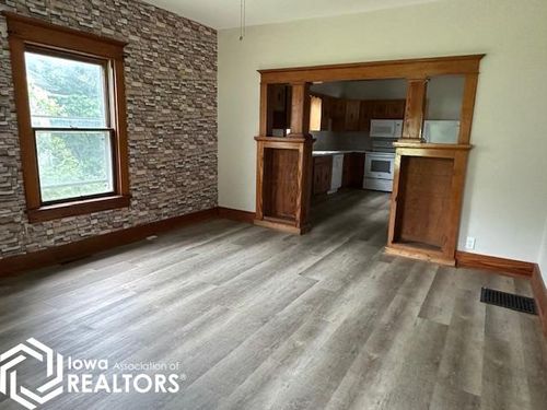 323 N 3rd St, Seymour, IA, 52590-1101 | Card Image