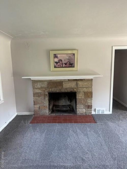 3085 S Center Rd, Burton, MI, 48519-1411 | Card Image