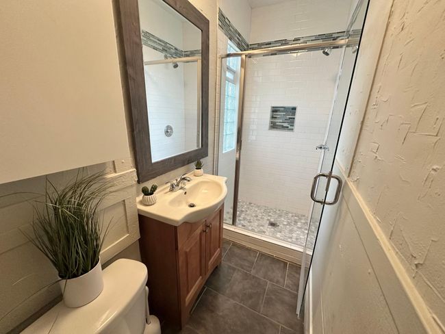 Upper level bathroom | Image 6