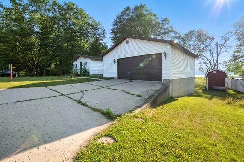 20041 E Chippewa Lake Dr, Chippewa Lake, MI, 49320-5190 | Card Image