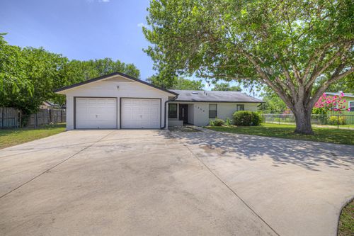 1302 S Mesquite Avenue, New Braunfels, TX, 78130 | Card Image