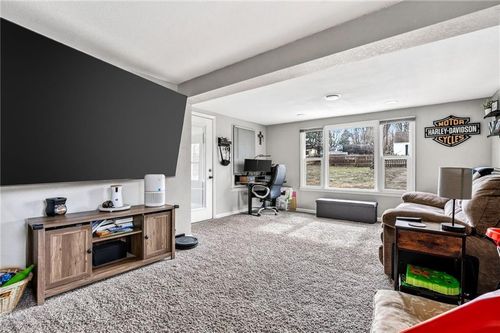 10402 E Kentucky Rd, Independence, MO, 64053-1452 | Card Image