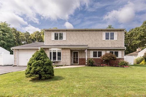 24 Gainsborough Rd, Holbrook, NY, 11741-2871 | Card Image