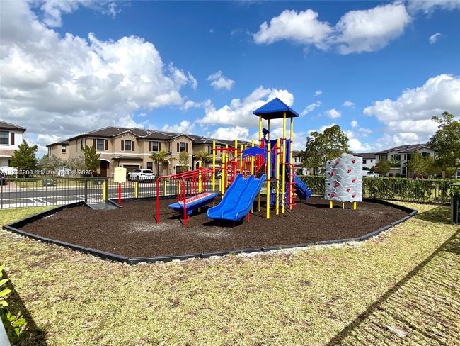 10607 W 34 Th Ct, Townhouse with 3 bedrooms, 3 bathrooms and null parking in Hialeah FL | Image 16
