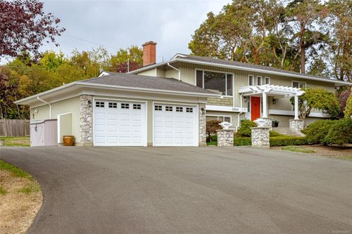 3884 Finnerty Rd, Saanich, BC, V8N4A2 | Card Image