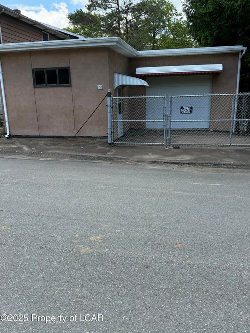 61 Bridge St, McAdoo, PA, 18237-2423 | Card Image