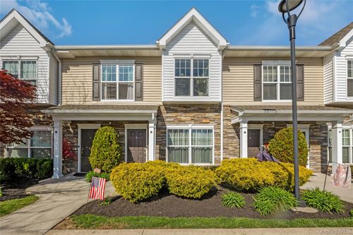 5 Hunter Dr, Central Islip, NY, 11722-4548 | Card Image