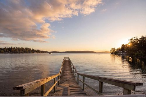 2450 Whidby Lane, Sidney, BC, V8L2K3 | Card Image