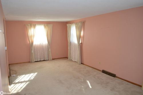 79 Sunny Cir, Mason City, IA, 50401-6649 | Card Image