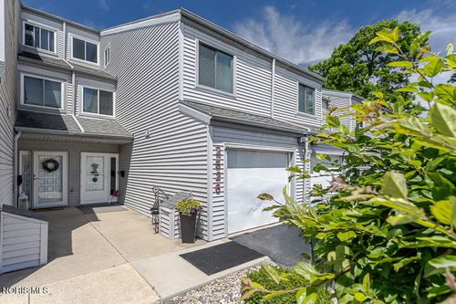 2526 W Village Dr, Toledo, OH, 43614-4750 | Card Image