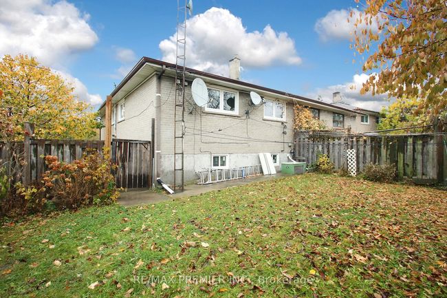 36 Newlin Cres, House attached with 5 bedrooms, 3 bathrooms and 4 parking in North York ON | Image 27