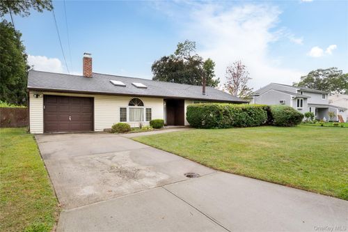 4 Comet Rd, Selden, NY, 11784-1022 | Card Image