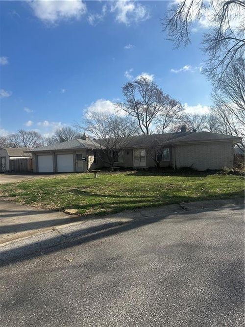 9716 E 26th St S, Independence, MO, 64052-1581 | Card Image