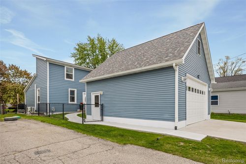 9474 Thames Blvd, White Lake, MI, 48386-1572 | Card Image