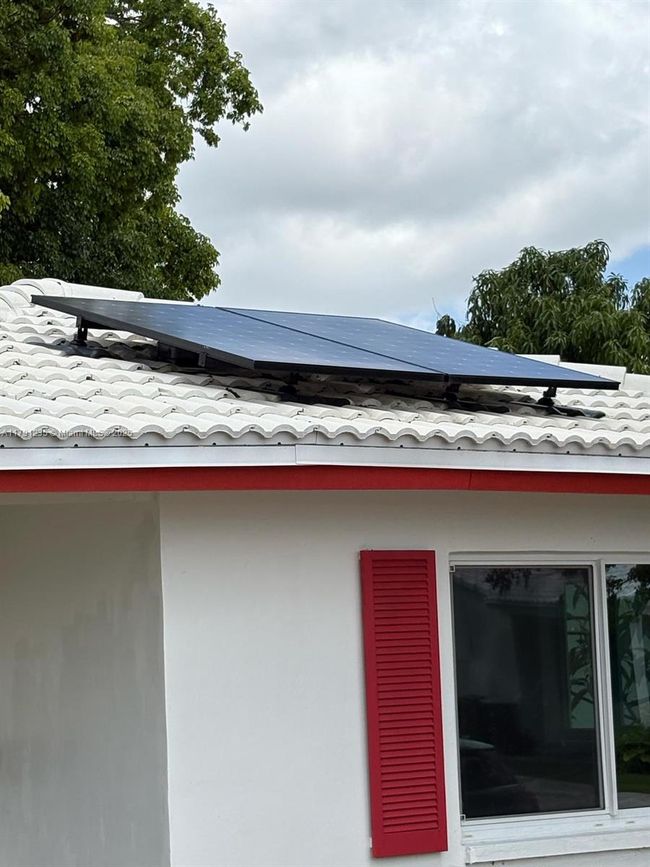 6807 Nw 75 Th St, House other with 2 bedrooms, 1 bathrooms and null parking in Tamarac FL | Image 4