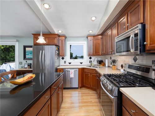 184 Vallette St, Cranston, RI, 02920-6224 | Card Image